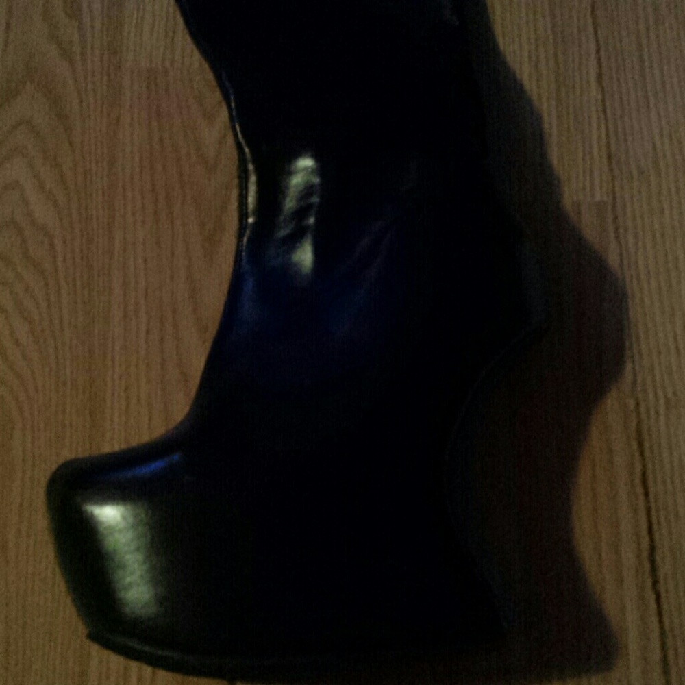 Boots - Picture 2 of 4